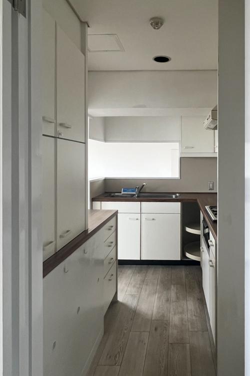 世田谷区奥沢の賃貸物件/キッチン収納も多い。レトロな趣があります