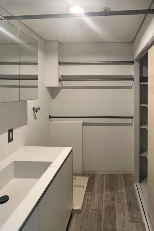 世田谷区奥沢の賃貸物件/洗面所にも収納に使えるポールや棚が複数用意されています