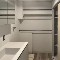 世田谷区奥沢の賃貸物件/洗面所にも収納に使えるポールや棚が複数用意されています