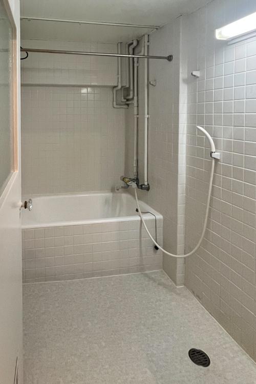 世田谷区奥沢の賃貸物件/年季の入った浴室ですが、洗い場が広くて使いやすそう