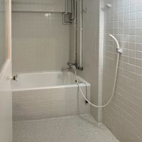 世田谷区奥沢の賃貸物件/年季の入った浴室ですが、洗い場が広くて使いやすそう