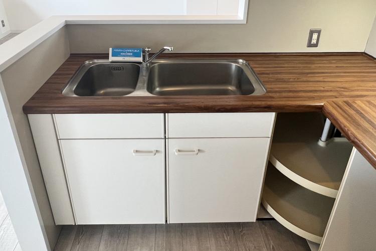 世田谷区奥沢の賃貸物件/シンクが2層式なのも嬉しい。右下の円形棚は回転式なので調味料などを収納するのに良さそうです