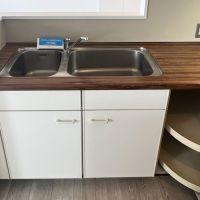 世田谷区奥沢の賃貸物件/シンクが2層式なのも嬉しい。右下の円形棚は回転式なので調味料などを収納するのに良さそうです