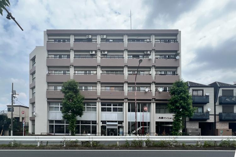世田谷区奥沢の賃貸物件/建物は道路沿いですがお部屋は反対側にあるので車の音はそこまで気にならないと思います。1階はライフスタイルショップ「D&DEPARTMENT TOKYO」