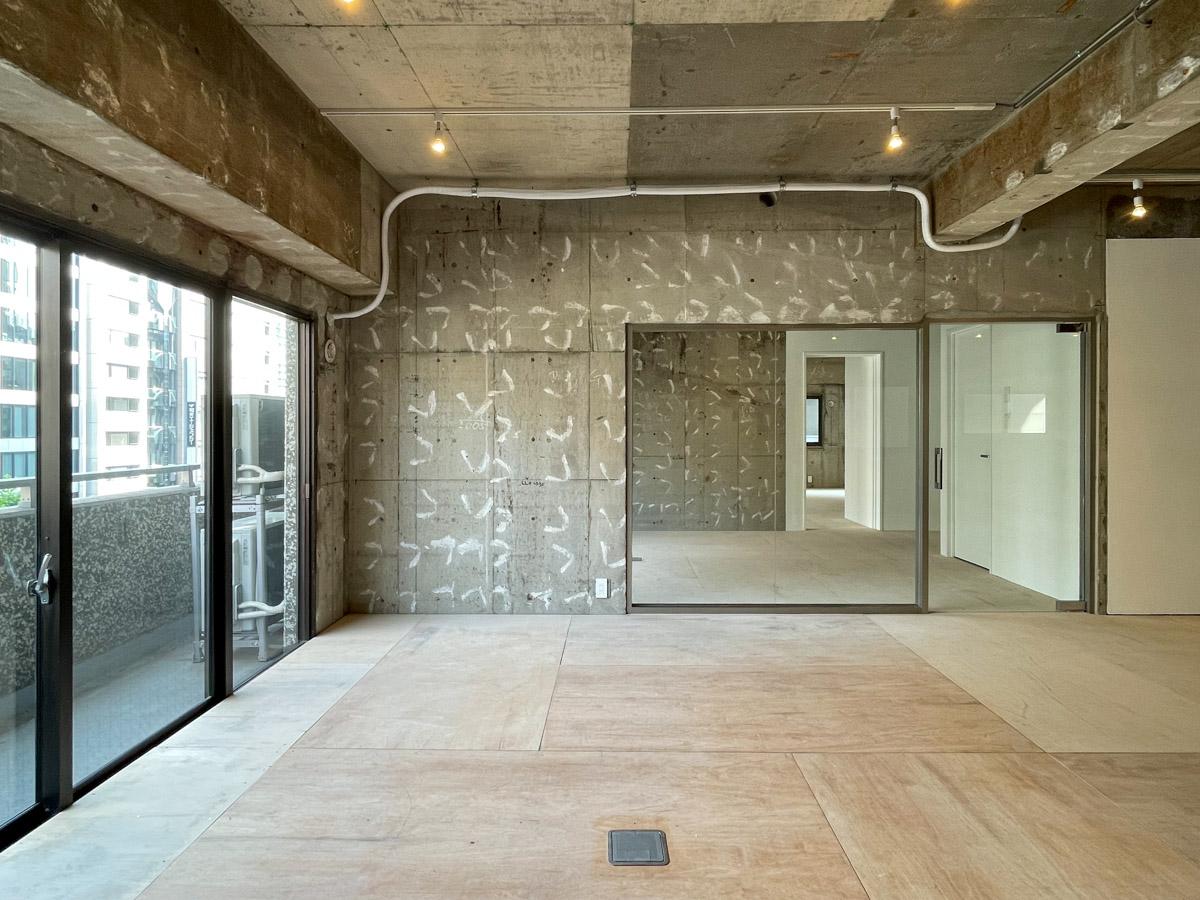 渋谷区渋谷の賃貸物件/ROOM3。ROOM2とはガラスの扉で間仕切りされている