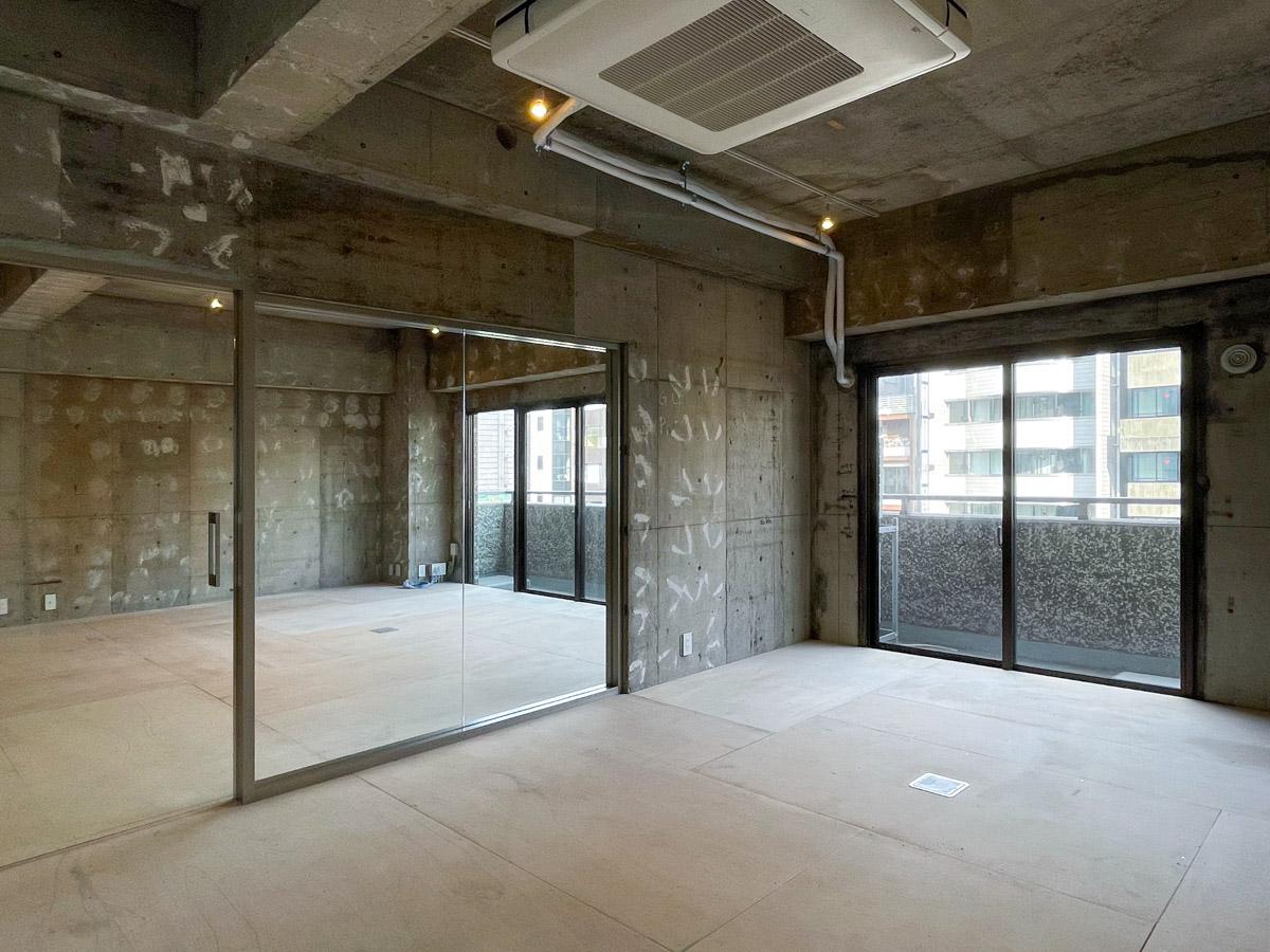 渋谷区渋谷の賃貸物件/ROOM2。この部屋を商談スペース、ガラス扉の向こう側のROOM3をショールーム、ROOM1をショールームなんて良いかも