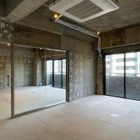 渋谷区渋谷の賃貸物件/ROOM2。この部屋を商談スペース、ガラス扉の向こう側のROOM3をショールーム、ROOM1をショールームなんて良いかも