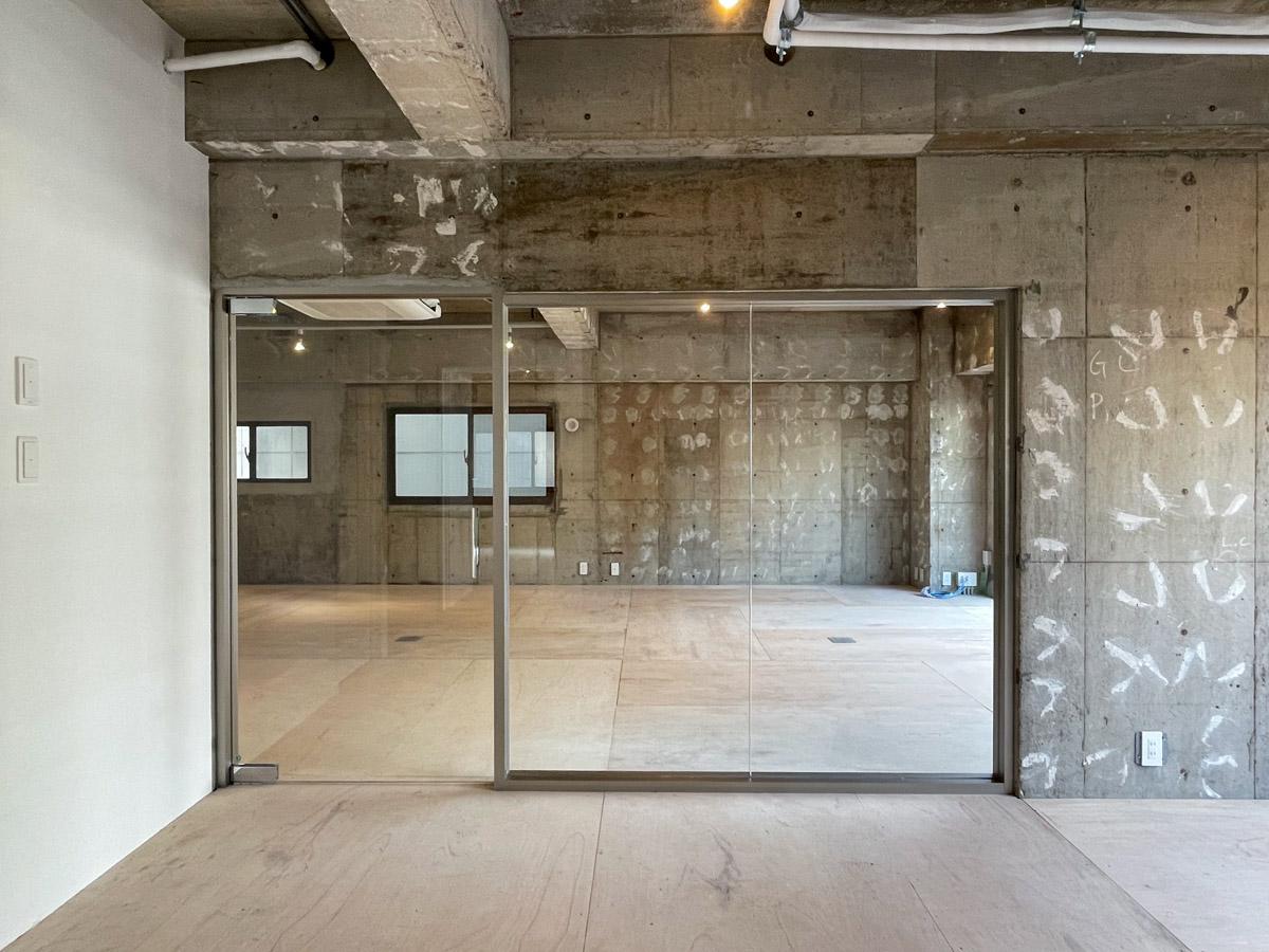 渋谷区渋谷の賃貸物件/ラフな空間ながらこだわりが見て取れるガラスの間仕切り