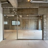 渋谷区渋谷の賃貸物件/ラフな空間ながらこだわりが見て取れるガラスの間仕切り