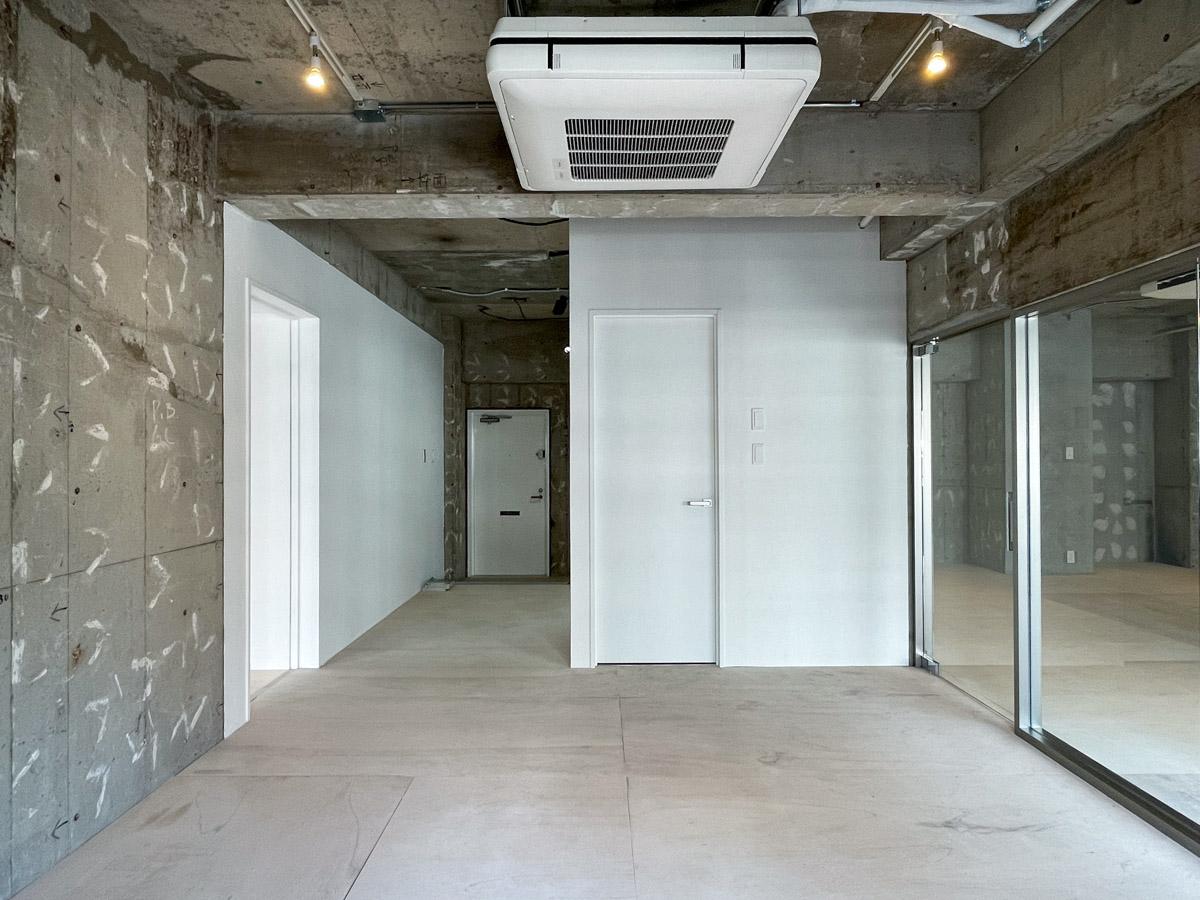 渋谷区渋谷の賃貸物件/ROOM2。白いボックス内に給湯スペースとトイレ