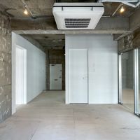 渋谷区渋谷の賃貸物件/ROOM2。白いボックス内に給湯スペースとトイレ