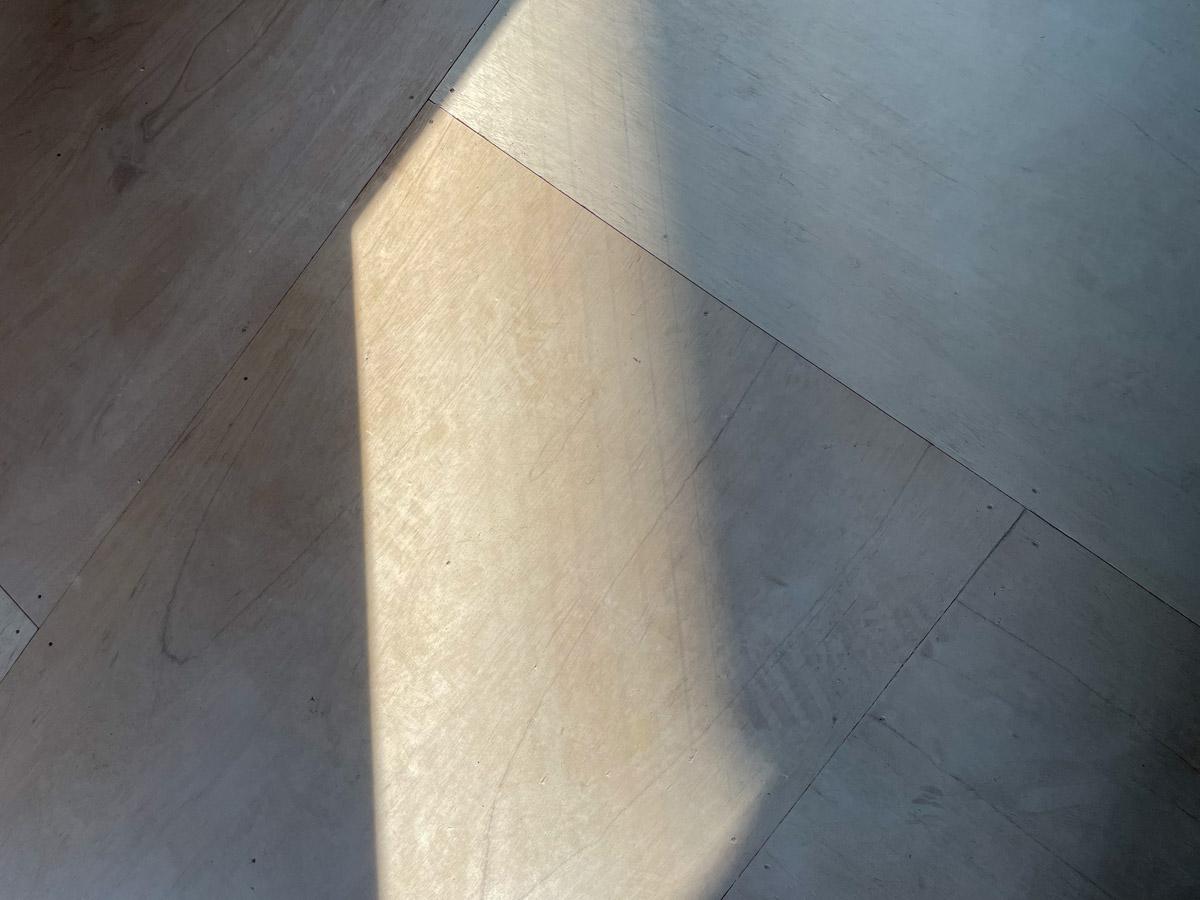 渋谷区渋谷の賃貸物件/床は合板が敷き詰めてあるので、その上に好みの床材を貼って仕上げていただけたら