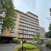 渋谷区代々木の売買物件/外観。敷地内の植栽は、毎年庭師が入って剪定しているそうです