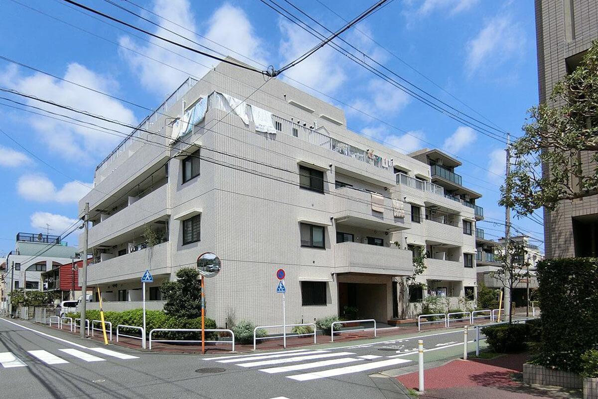 板橋区蓮根の賃貸物件/外観。角地に立っています(写真は前回募集時のもの)