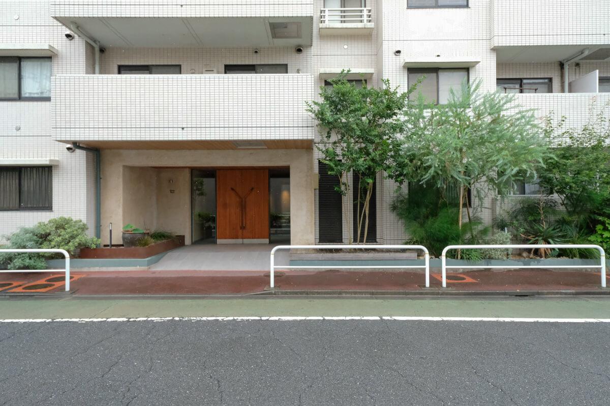 板橋区蓮根の賃貸物件/エントランスは素敵な植栽で彩られている(写真は前回募集時のもの)