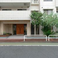 板橋区蓮根の賃貸物件/エントランスは素敵な植栽で彩られている(写真は前回募集時のもの)