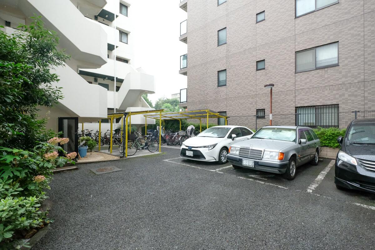 板橋区蓮根の賃貸物件/裏手には駐車場と駐輪場(写真は前回募集時のもの)*敷地内駐車場は現在空きがありませんが、近隣駐車場には空きがあります