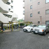 板橋区蓮根の賃貸物件/裏手には駐車場と駐輪場(写真は前回募集時のもの)*敷地内駐車場は現在空きがありませんが、近隣駐車場には空きがあります
