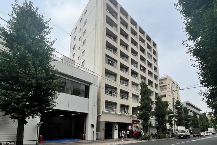 世田谷区若林の売買物件/建物外観。1階には飲食店が複数入居している