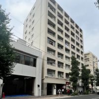世田谷区若林の売買物件/建物外観。1階には飲食店が複数入居している