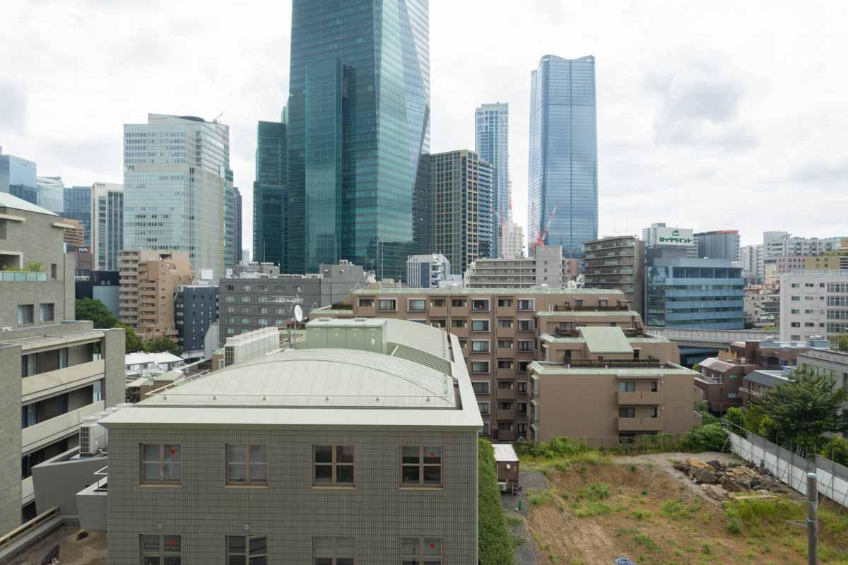港区六本木の賃貸物件/窓からの眺め。目の前が開けているのがいい