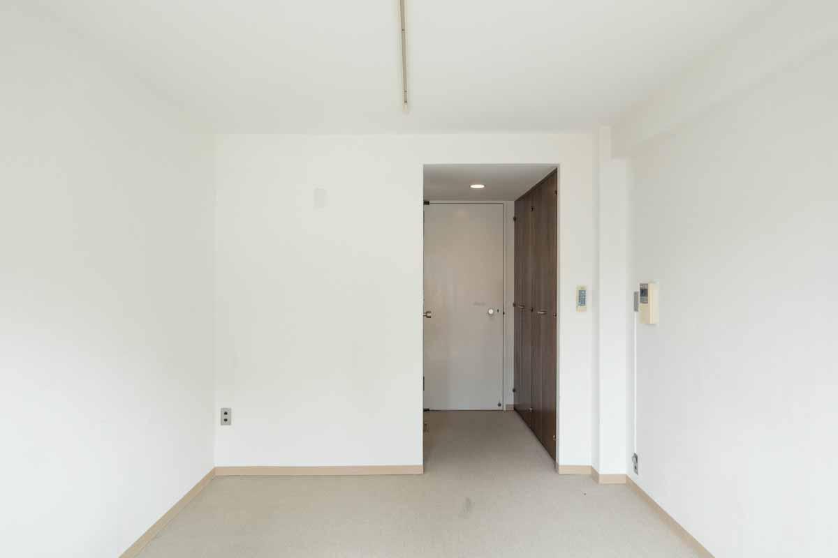 港区六本木の賃貸物件/すっきりとした長方形の間取り。壁面が多く、机などレイアウトしやすそう