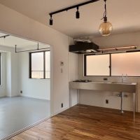 川崎市多摩区宿河原の賃貸物件/寝室の引き戸を取り外せばひと繋ぎの広い空間にもできます