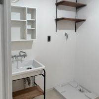 川崎市多摩区宿河原の賃貸物件/洗面所。入居までに洗面台上の棚に鏡が設置される予定です。洗濯機スペースは最大幅約110cm