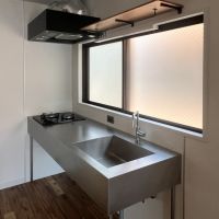 川崎市多摩区宿河原の賃貸物件/キッチンは2口ガスコンロ。窓上の棚に鍋を置いたり、棚下のフックにフライパンなどを吊るすことができます