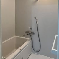 川崎市多摩区宿河原の賃貸物件/浴槽は少しコンパクト。徒歩2分ほどの場所に銭湯（サウナあり）があるのでそちらもご活用ください