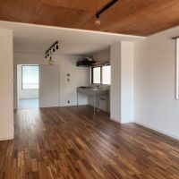 川崎市多摩区宿河原の賃貸物件/ベランダ側から。右手前の窓からは隣のマンション共用廊下が見えます。カーテンもしくはブラインド推奨です