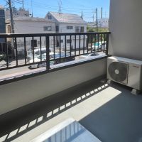 川崎市多摩区宿河原の賃貸物件/南向きのベランダ。奥行約1.7m、幅約3.6mとゆとりがあるので布団など大きな洗濯物も干せます