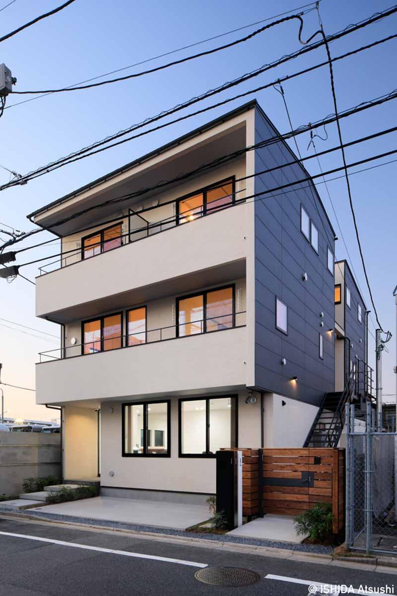 足立区東六月町の賃貸物件/グレーとベージュのツートンが、かわいい外壁デザイン