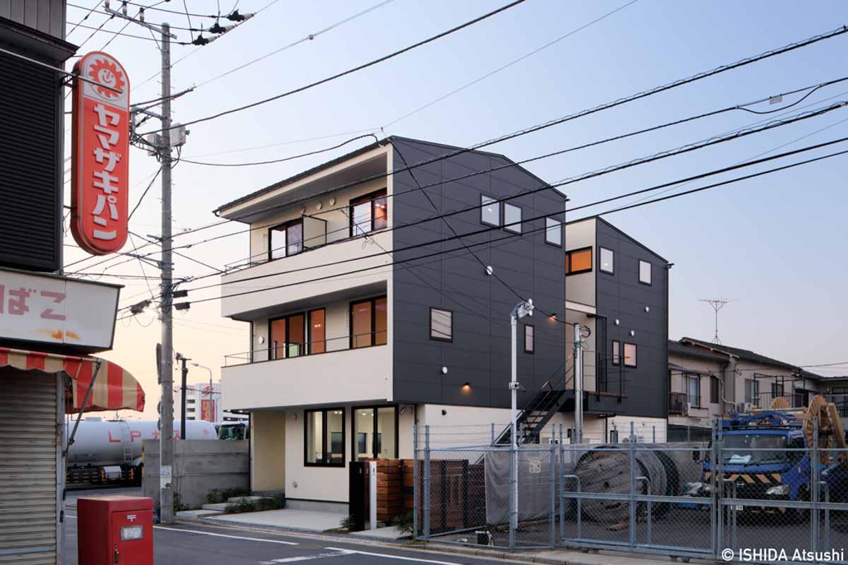 足立区東六月町の賃貸物件/外観。中廊下を吹き抜けにしているので、建物が前後に2棟のようになった形