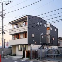 足立区東六月町の賃貸物件/外観。中廊下を吹き抜けにしているので、建物が前後に2棟のようになった形