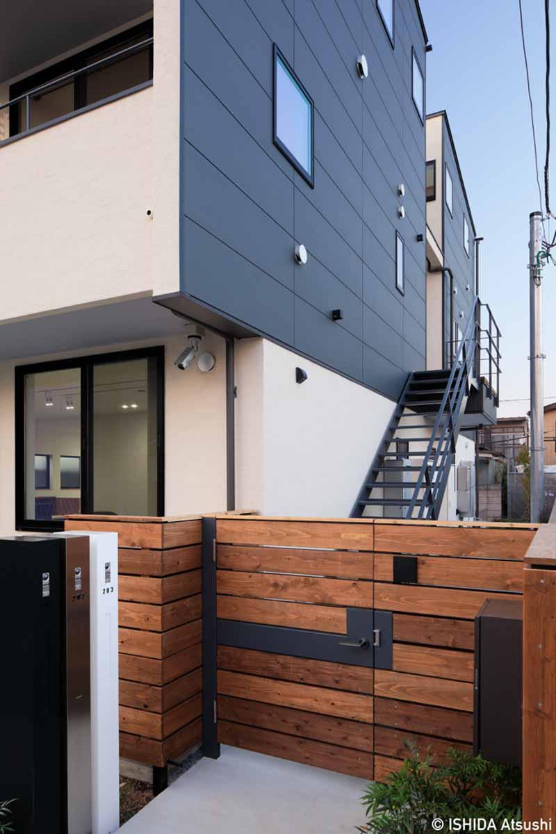 足立区東六月町の賃貸物件/木製の門扉はオートロックの仕様。宅配ボックスも用意されています