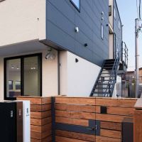 足立区東六月町の賃貸物件/木製の門扉はオートロックの仕様。宅配ボックスも用意されています