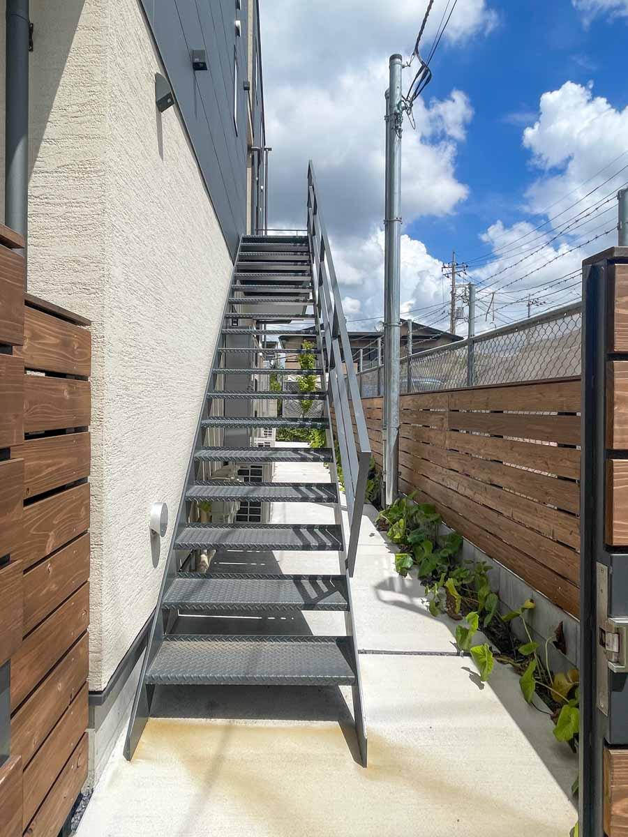 足立区東六月町の賃貸物件/門扉を抜けて、共用階段で2階へ