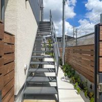 足立区東六月町の賃貸物件/門扉を抜けて、共用階段で2階へ