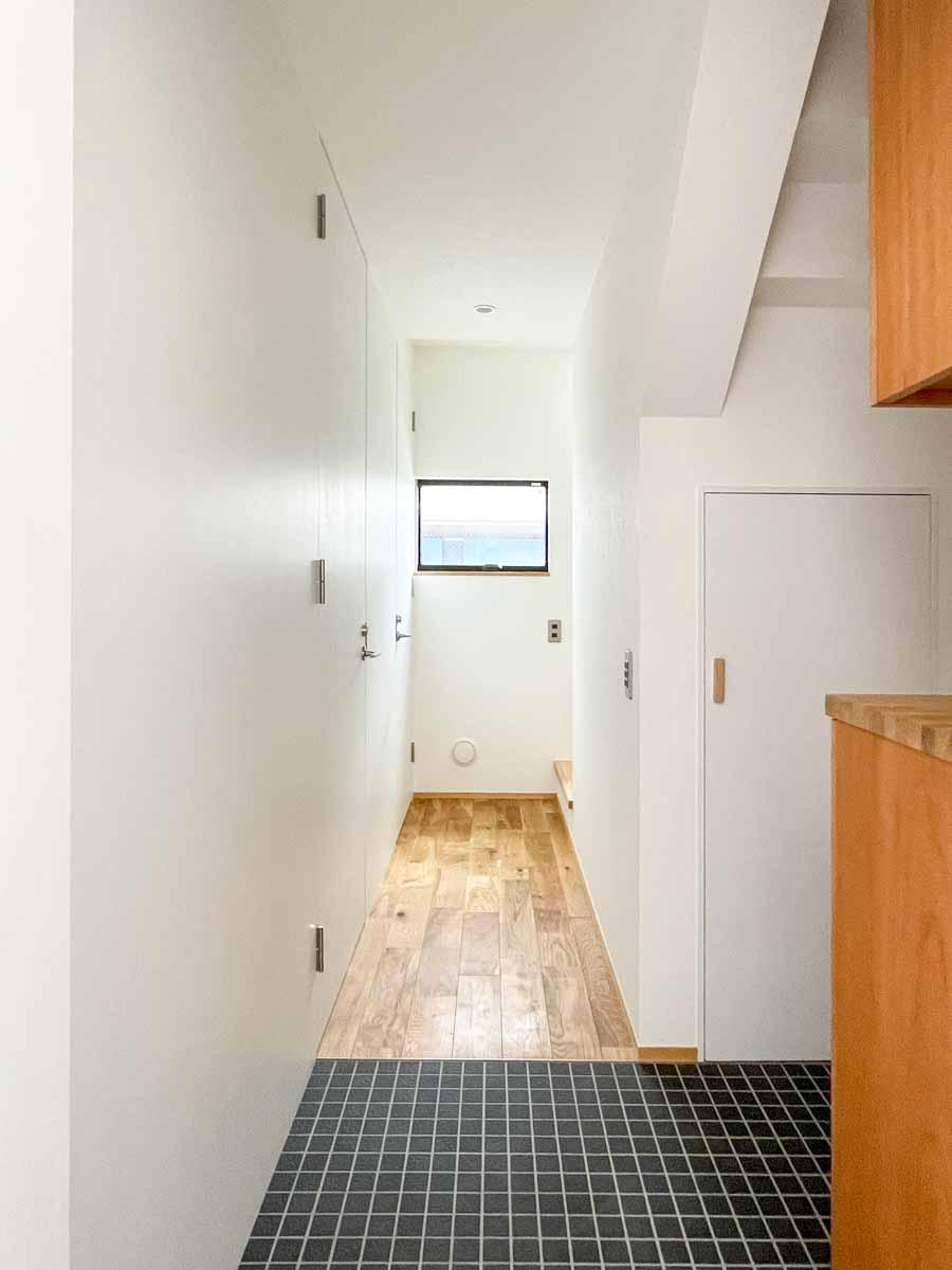 足立区東六月町の賃貸物件/玄関は黒いタイルがアクセントになっていて素敵