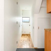 足立区東六月町の賃貸物件/玄関は黒いタイルがアクセントになっていて素敵