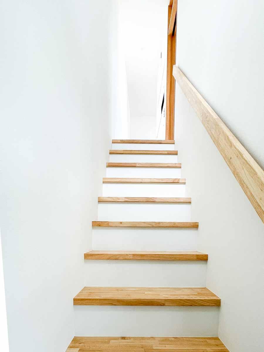 足立区東六月町の賃貸物件/階段で3階へ