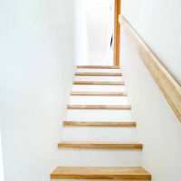 足立区東六月町の賃貸物件/階段で3階へ