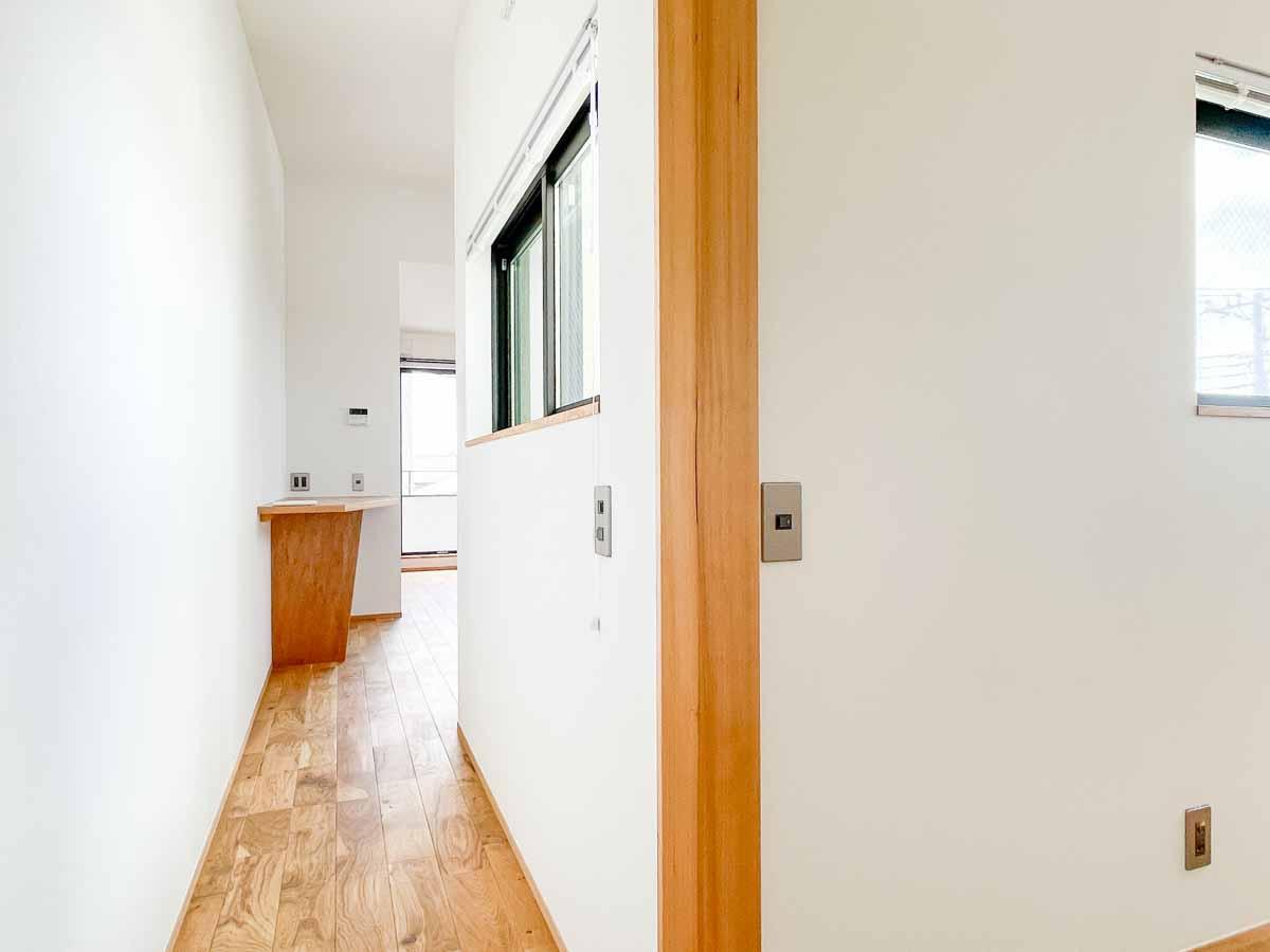 足立区東六月町の賃貸物件/3階上がると手前に寝室。廊下を抜けた先にリビング