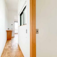 足立区東六月町の賃貸物件/3階上がると手前に寝室。廊下を抜けた先にリビング