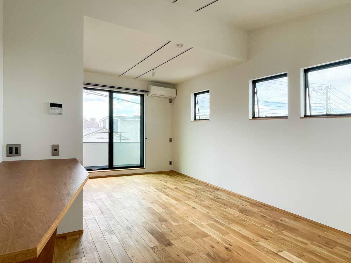 足立区東六月町の賃貸物件/天井が少し高めで気持ちいいリビング