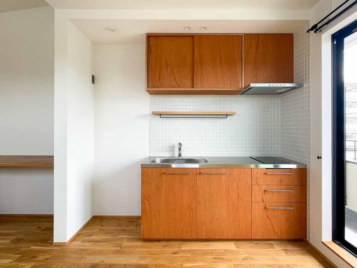 足立区東六月町の賃貸物件/家具屋さんが造作したこだわりのキッチン。ドイツ製のIH2口コンロ付き