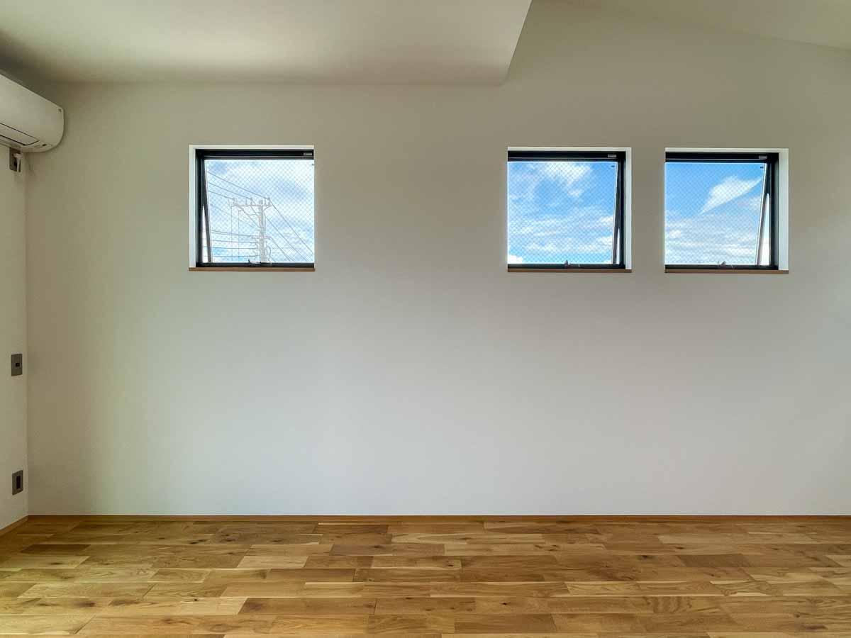 足立区東六月町の賃貸物件/小窓からも青空