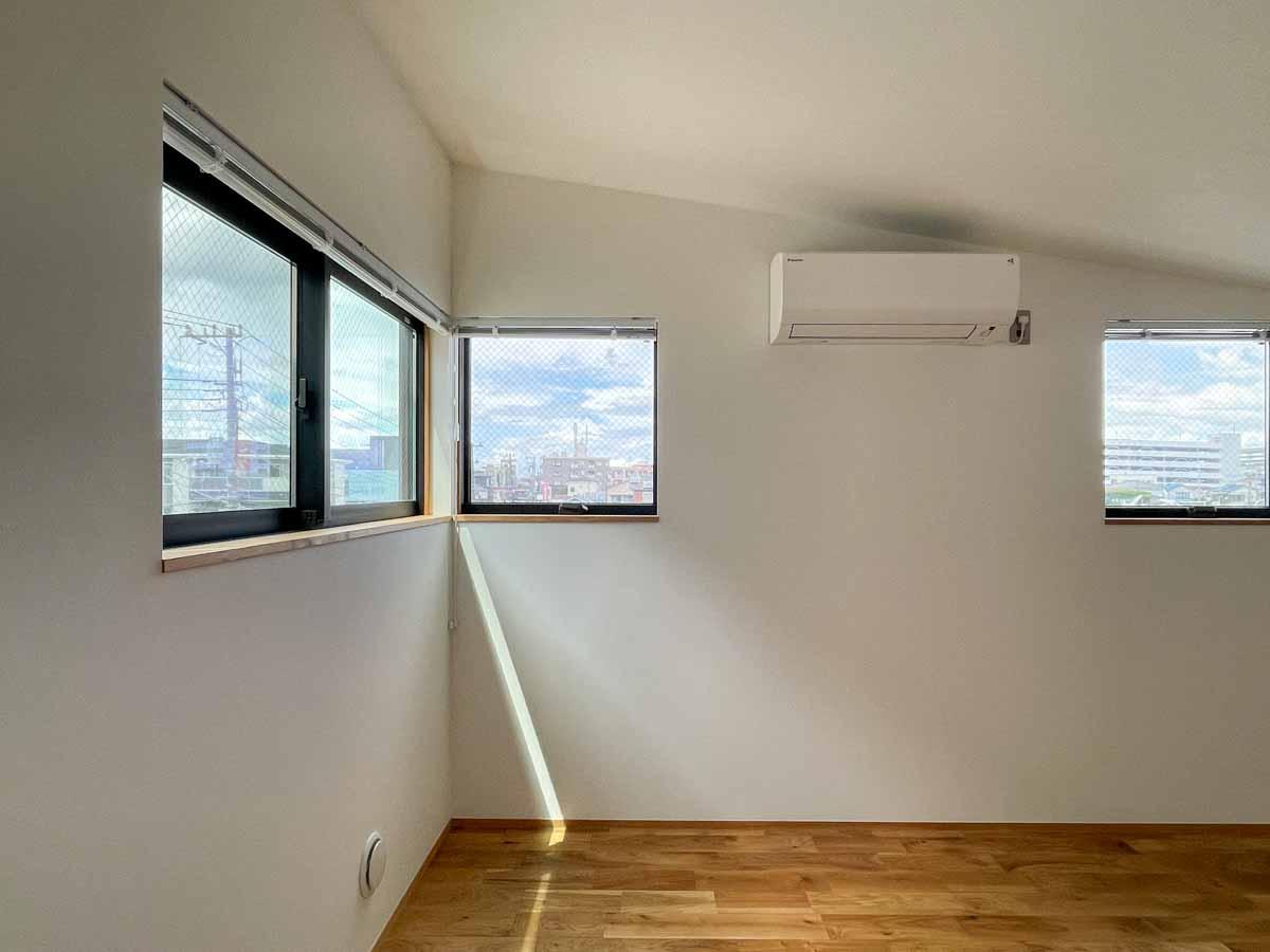 足立区東六月町の賃貸物件/寝室も窓が多く、眺めがいい