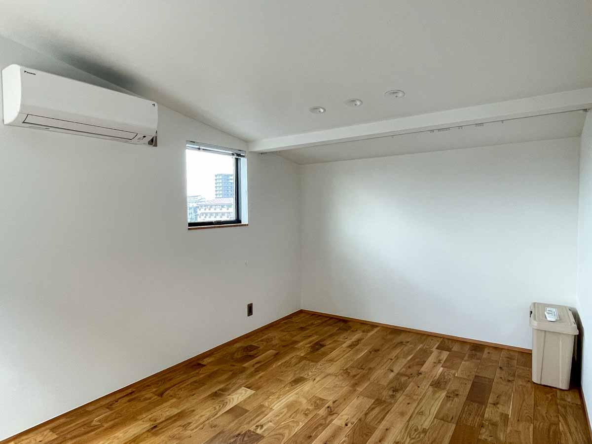 足立区東六月町の賃貸物件/寝室。クローゼットは造り付けで用意はないですが、ラックを置いてカーテンで仕切れるようになっている